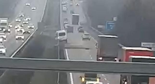 Videó: közvetlen előtte baleseteztek, de továbbhajtott az autós