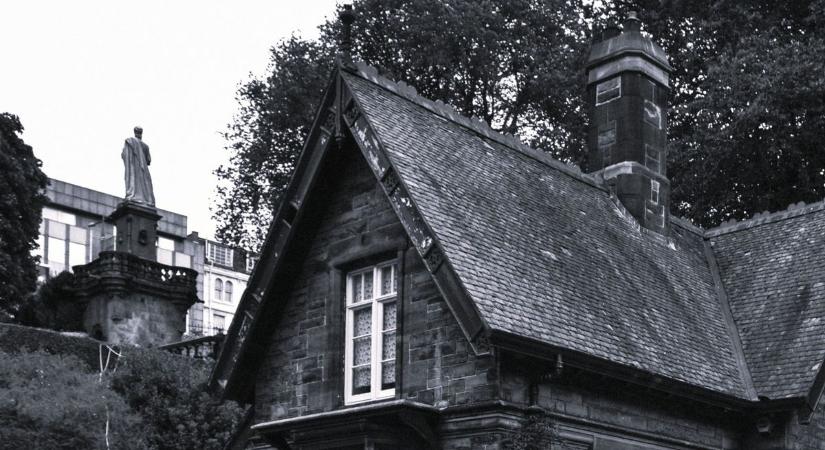 Saját lakásában támadtak rá egy fideszes képviselőre és családjára – az autóját is megrongálták