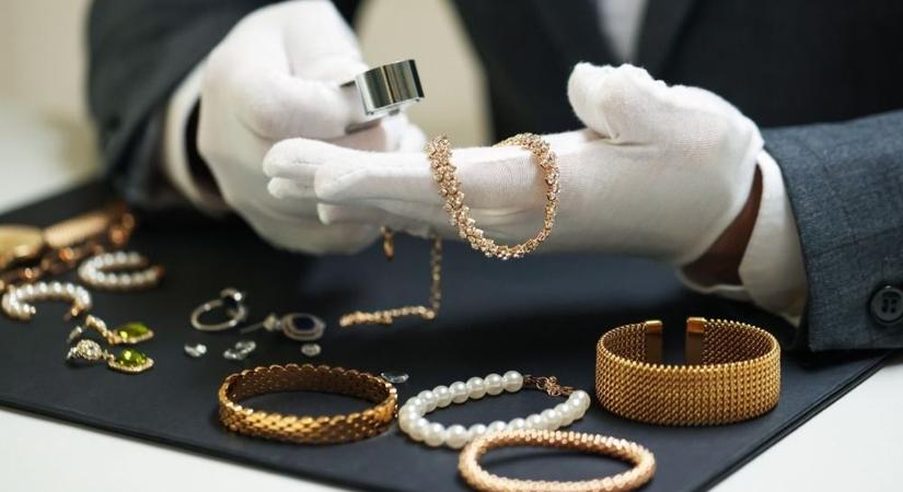 Krimibe illő ékszerlopás Dombóváron: hatan mentek be az üzletbe, és vittek amit tudtak