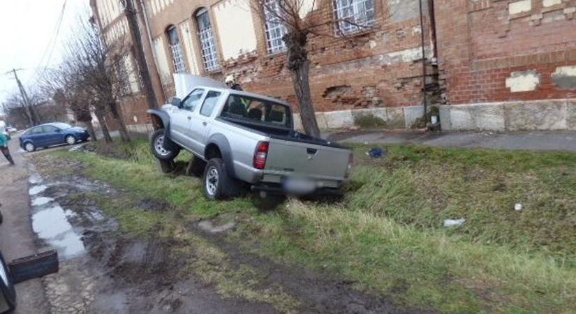 Villanyoszlopnak csapódott egy autó Karcagon: ötven lakás maradt áram nélkül