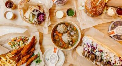 Az ország egyetlen kóser smashed burgere és izraeli street food a Kazinczy utcában