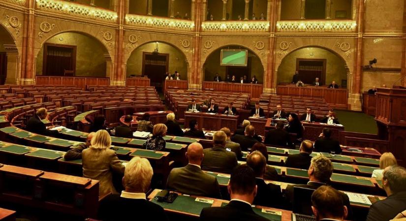 Szégyenteljes látvány: Üres Fidesz-KDNP-s széksorok a DK rendkívüli rezsitámogató ülésnapján