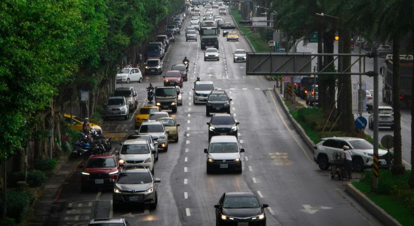 Drasztikus zsugorodással indította az évet az autópiac