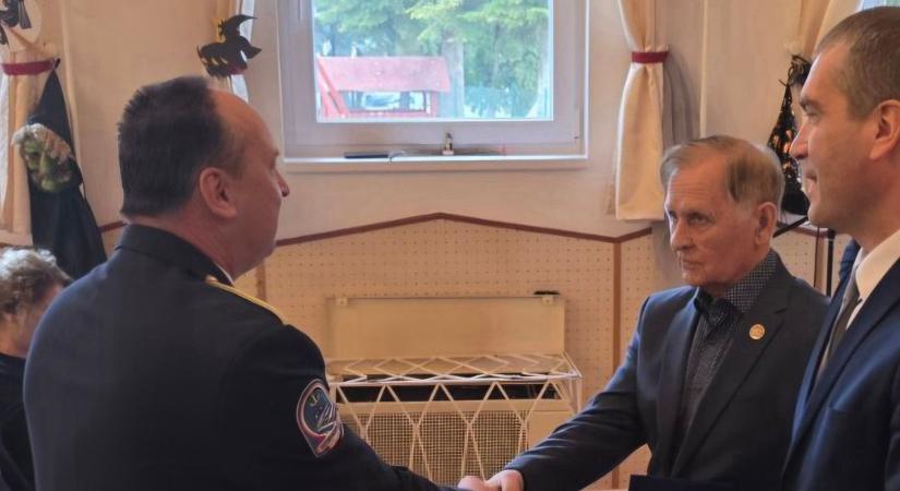 Elismerést vehetett át a Balatonnál végzett szolgálatért a rendőr alezredes