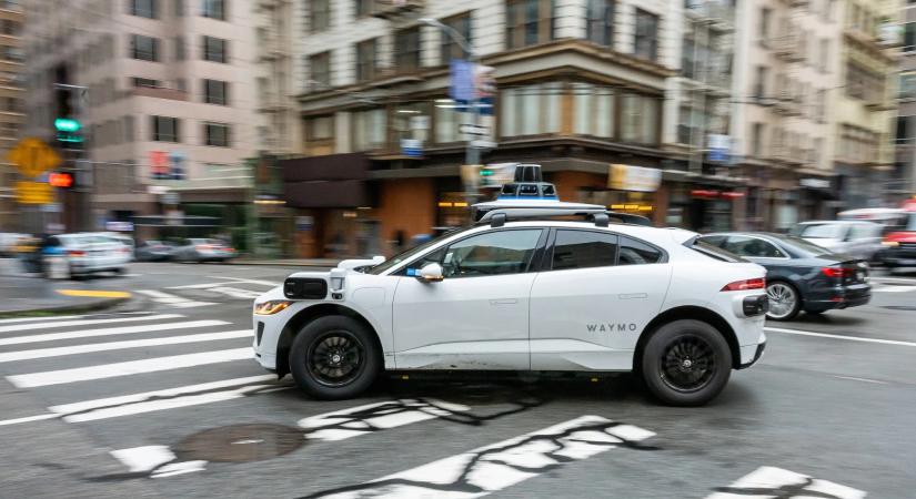 Elütött egy diákot a Waymo robottaxija, vizsgálódik az NHTSA