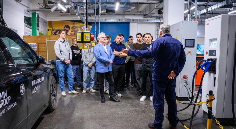 Karrierhét a Beregszásziban: egyetemi és ipari környezetben tájékozódhatnak a végzős diákok – fotókkal, videóval