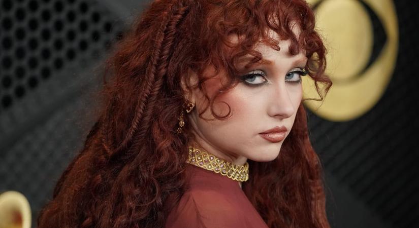 Hollónak öltözött Lady Gaga, Heidi Klum öntőformában, Chappell Roan mellbimbópiercinges lepelben – ezek voltak a Grammy-gála leglátványosabb ruhái