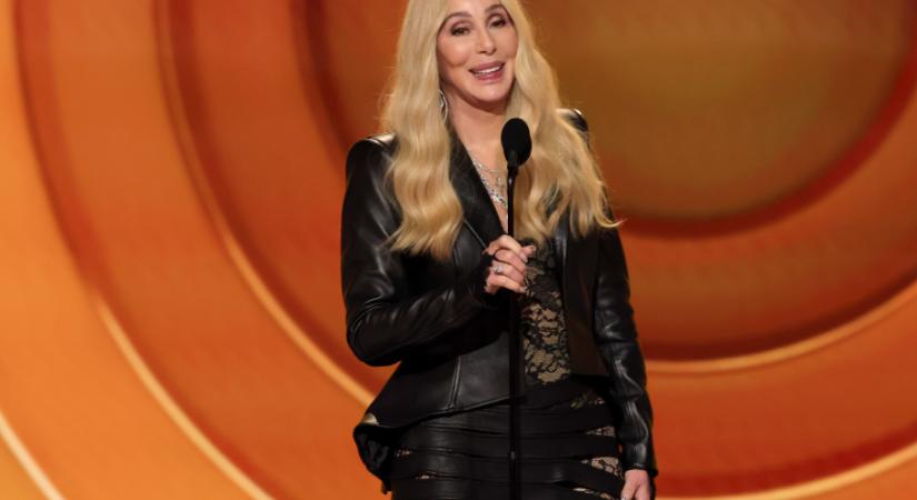 18 év után jelent meg ismét a Grammy-gálán Cher: elképesztő szettet választott