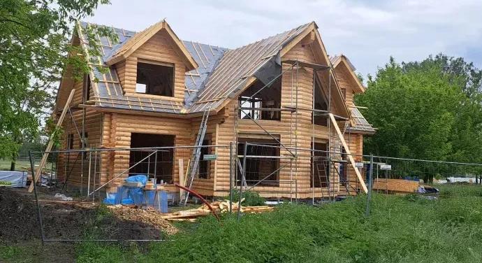 Le kellett bontani a Matolcsy-körhöz tartozó birtokon épített rönkházat