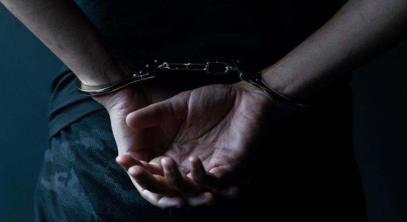 Fegyveres vagyonőr lopott a rendőrségi őrzött szálláson