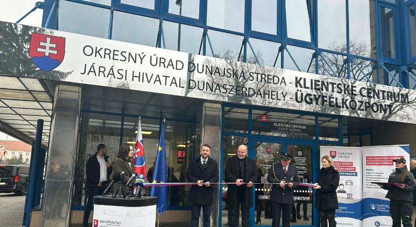 A belügyminiszter Dunaszerdahelyen járt – átadták a járási hivatal új ügyfélközpontját (FOTÓK)