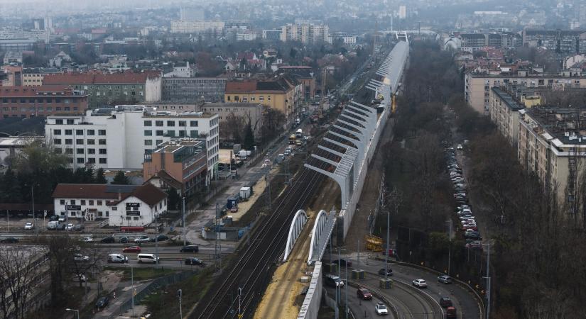 Megkezdődött Budapesten a Bartók Béla út felett átívelő új vasúti acélhíd első szerkezeti elemének helyére illesztése