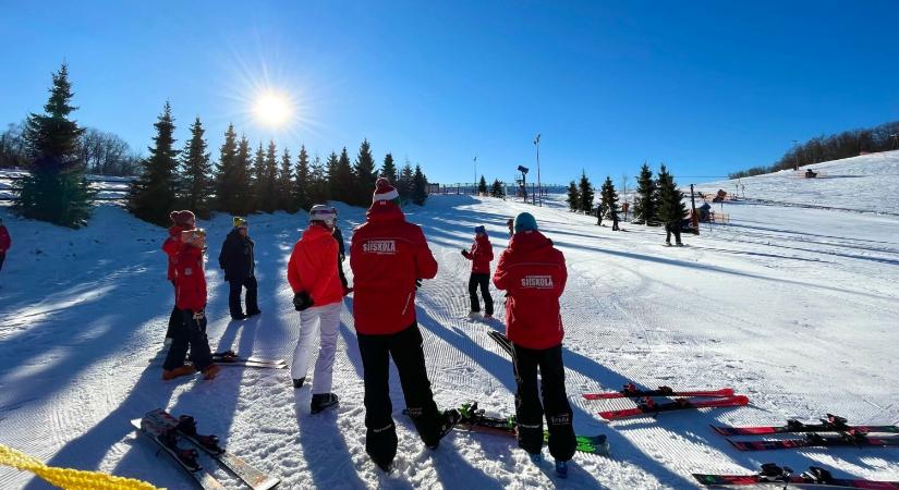 Több mint 25 ezren síeltek január végéig a Mátrában