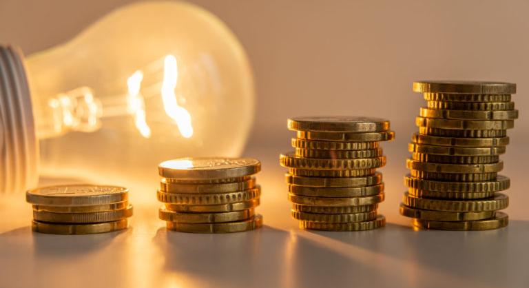 Az ÚRSO kongatja a vészharangot: Többet fizetünk az áramért, mint a németek, pedig tisztábbat termelünk