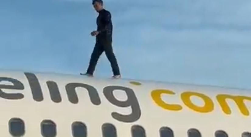 Repülőgép tetején futkározott egy férfi egy spanyol reptéren