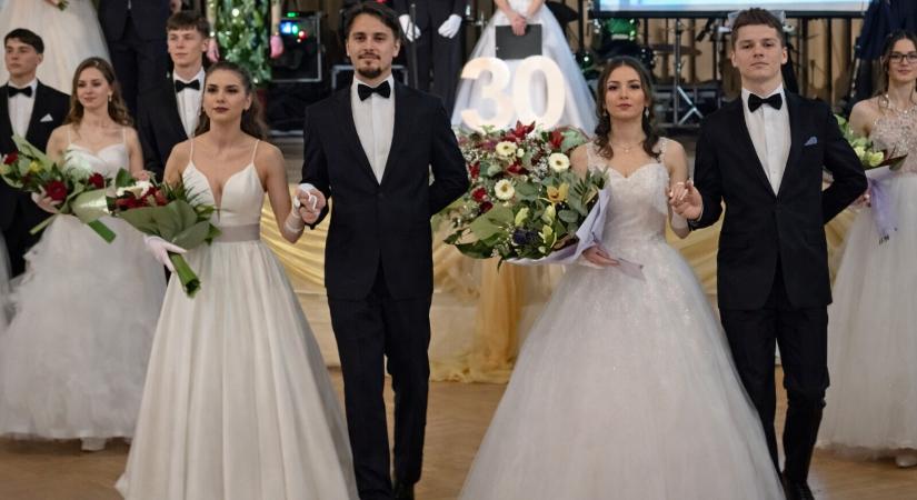 Bécsi keringőt is jártak a Németh László Gimnázium nyitótáncosai