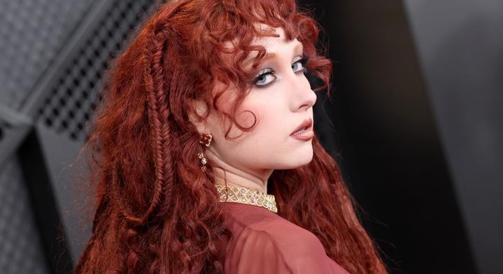 Chappell Roan extrém szettje úgy felperzselte a Grammy-gála vörös szőnyegét, hogy ide érezni a füstszagot