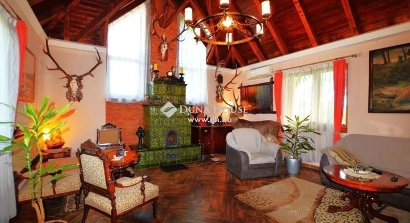 Elképesztő luxus Siófokon – most bárki megveheti ezt a különleges vadászkúriát, lóistálló is jár hozzá