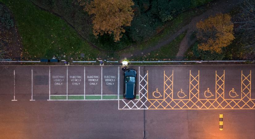 Parkolás, tankolás – új járműkategóriának adnának jelentős támogatásokat