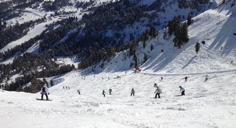 Egyre drágább a síelés - mennyiből lehet kihozni naponta a környező pályákon?