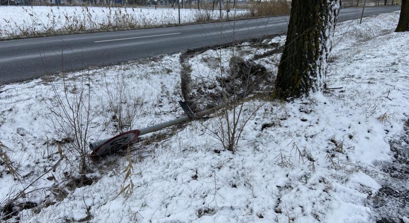 Mártély felé több autó is árokba csúszott