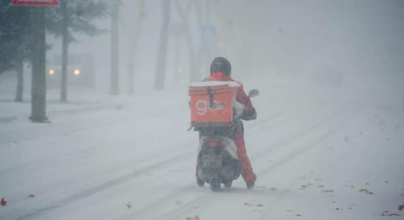 Káromkodva szidta a vásárlókat egy futár – videó