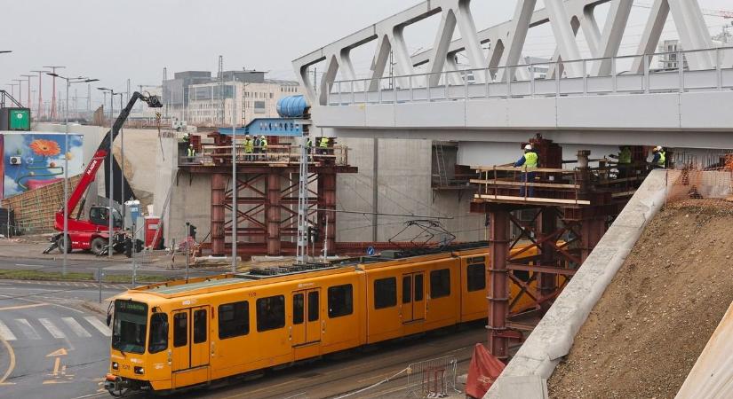 Újabb látványos szakaszában hazánk egyik legjelentősebb vasútfejlesztési projektje: megmozdul egy híd Kelenföldön, aztán fényárba borul – videó!