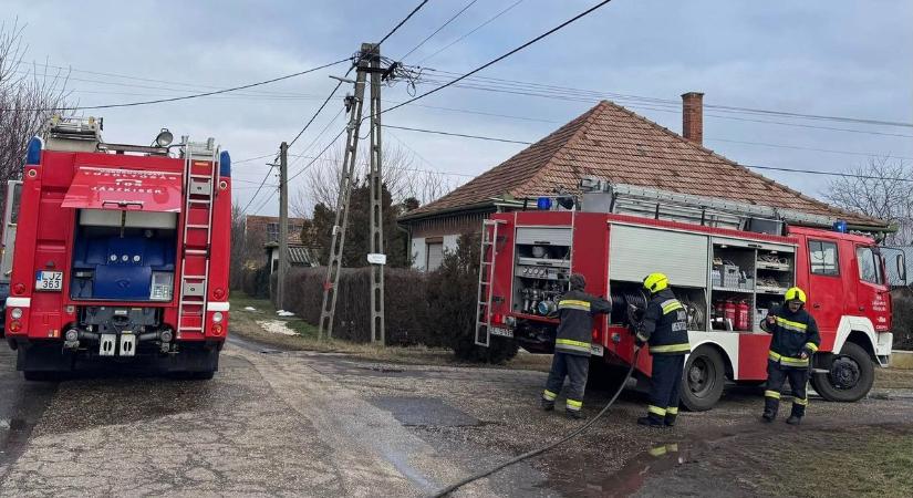 Bátor tűzoltó vetette magát a lángok közé, másodpercekre volt a robbanás Apátiban