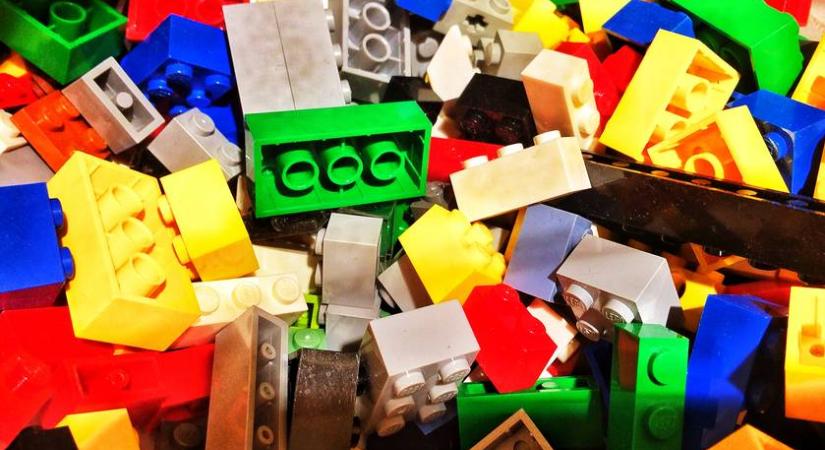 Megdöbbentő, mit műveltek a LEGO darabjaival: videón a végeredmény