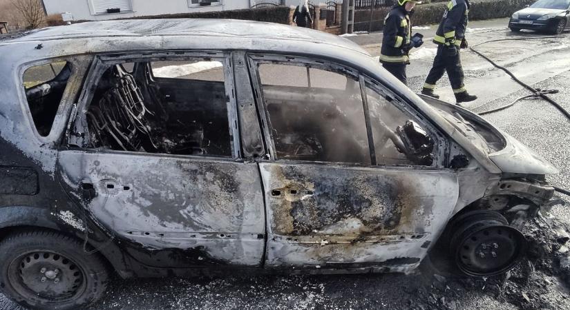 Kiégett egy autó Kaposváron, a Nádasdi utcába riasztották a tűzoltókat
