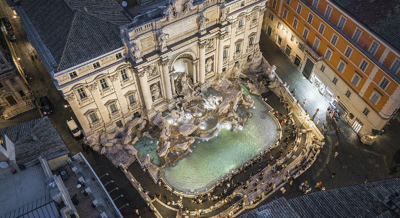 Fizetős lett a Trevi-kút, de már az első órában özönlöttek a látogatók
