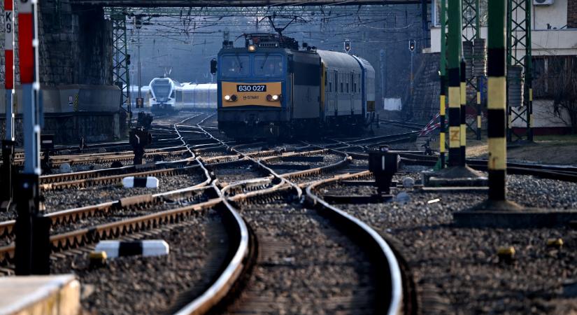Gázolás miatt hosszabb menetidő várható a szobi vasútvonalon