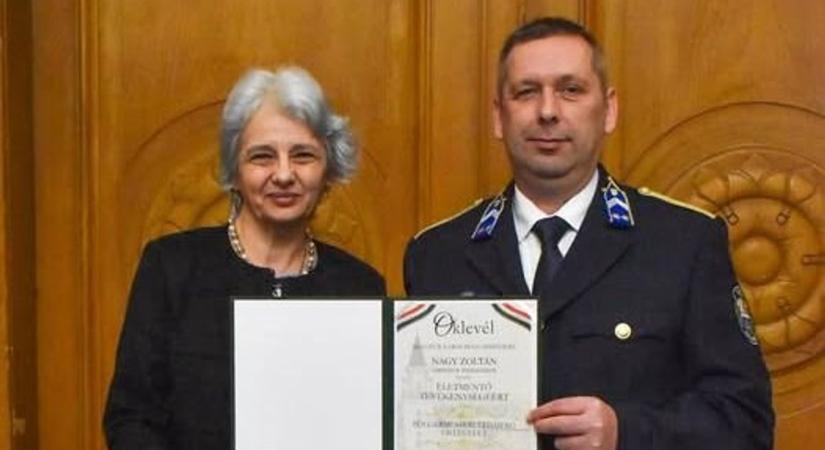 "Büszkék vagyunk rád, Zoli!" – Olyan díjat kapott az életmentő rendőr, amit csak kevesen