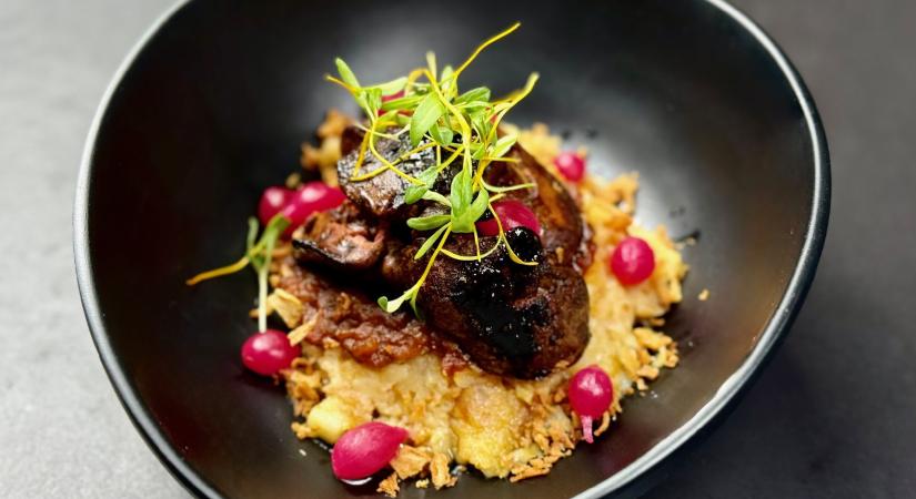 Resztelt máj burgonyával és hagymalekvárral