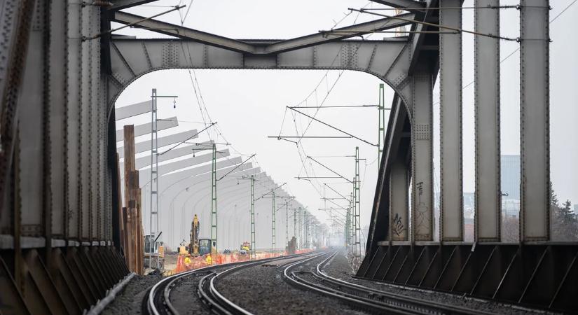 Látványos képeken a Déli körvasút építése: egy újabb híd került a helyére