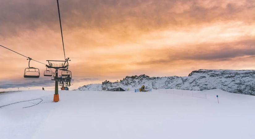 Szörnyű pillanatok a sípályán, megrázó baleset történt a fiatal turistával