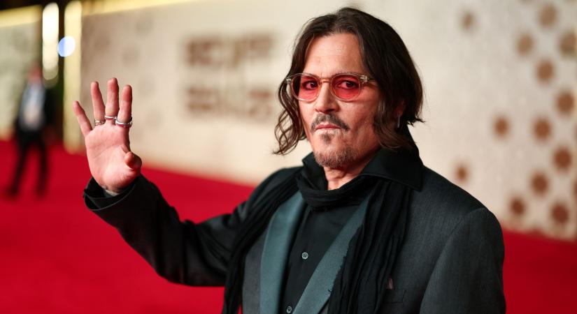 Johnny Depp mintha 20 évet öregedett volna legújabb fotóján – az ősz hajú színészre rá sem lehet ismerni