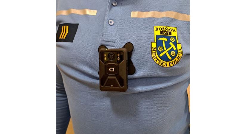 Februártól testkamerát használnak a rozsnyói városi rendőrök