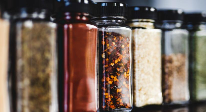 Ez magasan a 2 legjobb fűszer: eltünteti a puffadást és a leheletet is frissíti