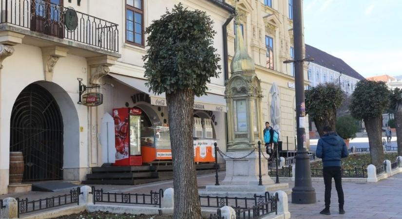 Hamarosan újjávarázsolva tér vissza a Széchenyi térre az időjárásjelző házikó