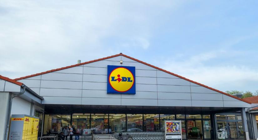 Ablaktisztítás a kanapéról? A Lidl olyan terméket dob a polcokra, ami forradalmasítja a takarítást