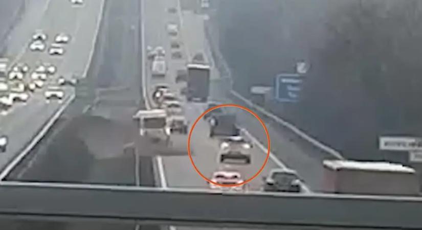 Videó: így kapott durrdefektet a kisbusz az M7-esen! Figyeld, mi történt ezután!