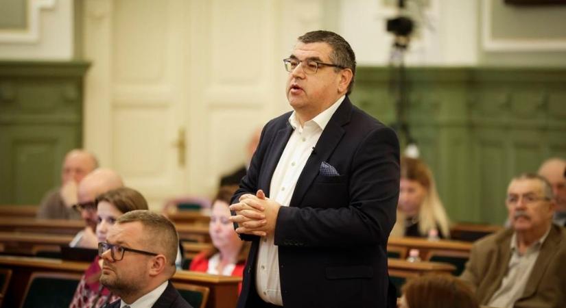 Durván 2 millió 500 ezer forintból kell Antal Imrének havonta kiszorítani 70 ezret az albérletre