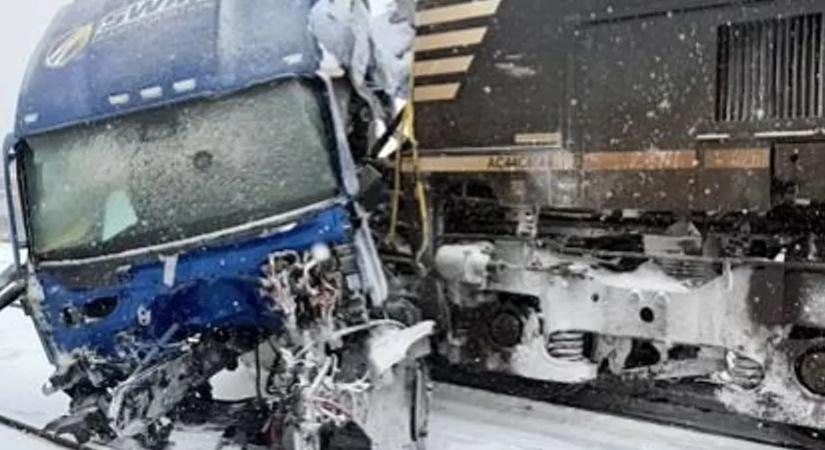 Másodpercei voltak a sofőrnek, vonat csapódott kamionjának - videó