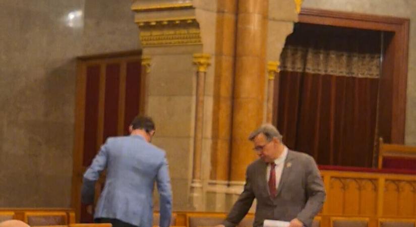 A rezsistopról vitázott volna az ellenzék, a Fidesz bojkottálta a rendkívüli ülést a Parlamentben – videó