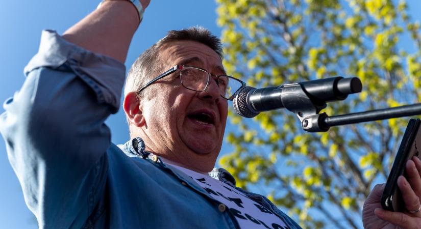 Bayer Zsolt a Lázár János fórumát megzavaró romákról: Mennyivel jobb lett volna nekik is meg a világnak is, ha bűnözés helyett szart pucolnak a vonaton