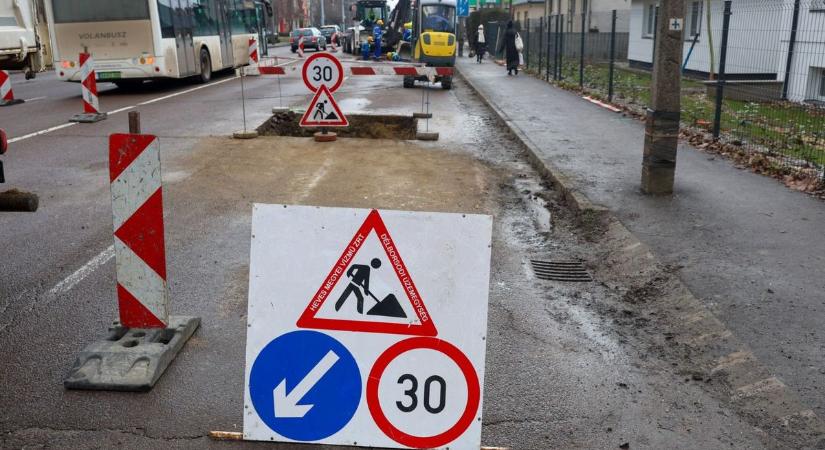 Lezárnak két sávot a forgalmas egri úton