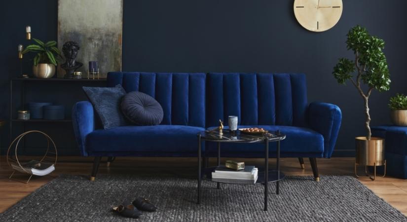 Okos ötletek: 4 tipp a nappali berendezésére, ha kék színű a kanapéd