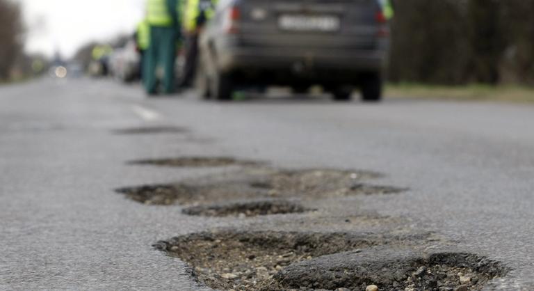 Nem mindig az útkezelő a felelős, ha egy autós kátyúba hajt és kár keletkezik a járművön