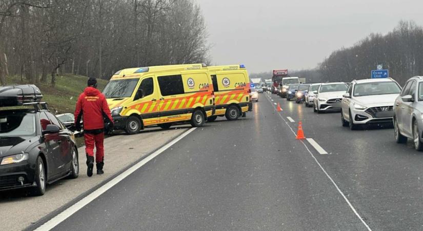Rémálom az M5-ösön, árokban mentették az autós életét, ezt mondták a szemtanúk - Fotók